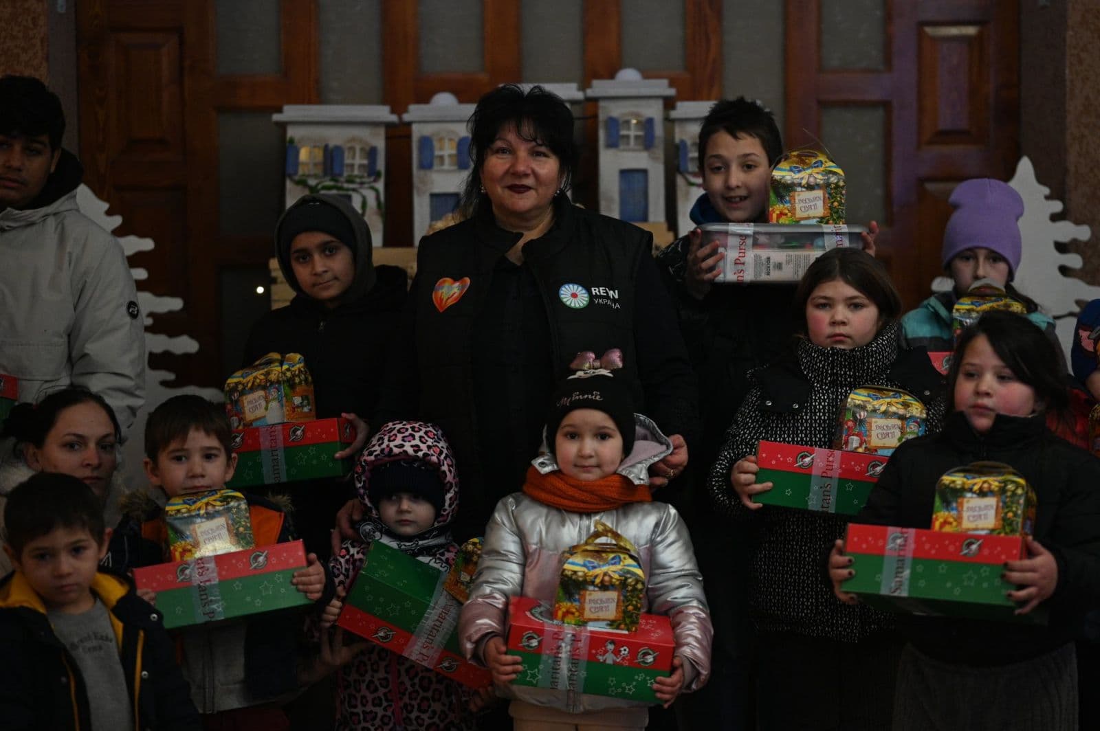 Зображення для статті: Для дітей-переселенців і ромських родин в Ужгороді організували новорічне свято