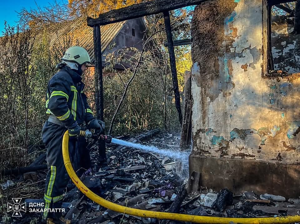Зображення для статті: На Хустщині під час пожежі в будинку постраждав чоловік: вогонь знищив дах і перекриття