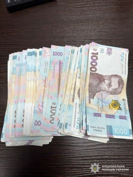 Зображення для статті: На Рахівщині 16-річний хлопець викрав із будинку знайомої 100 тисяч гривень