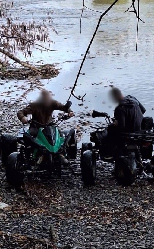 Зображення для статті: В Ужгороді квадроцикли їздять просто по річці Уж: містяни занепокоєні