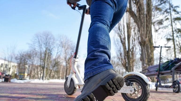 Зображення для статті: В Ужгороді автомобіль збив 15-річного хлопця на самокаті: підлітка госпіталізували