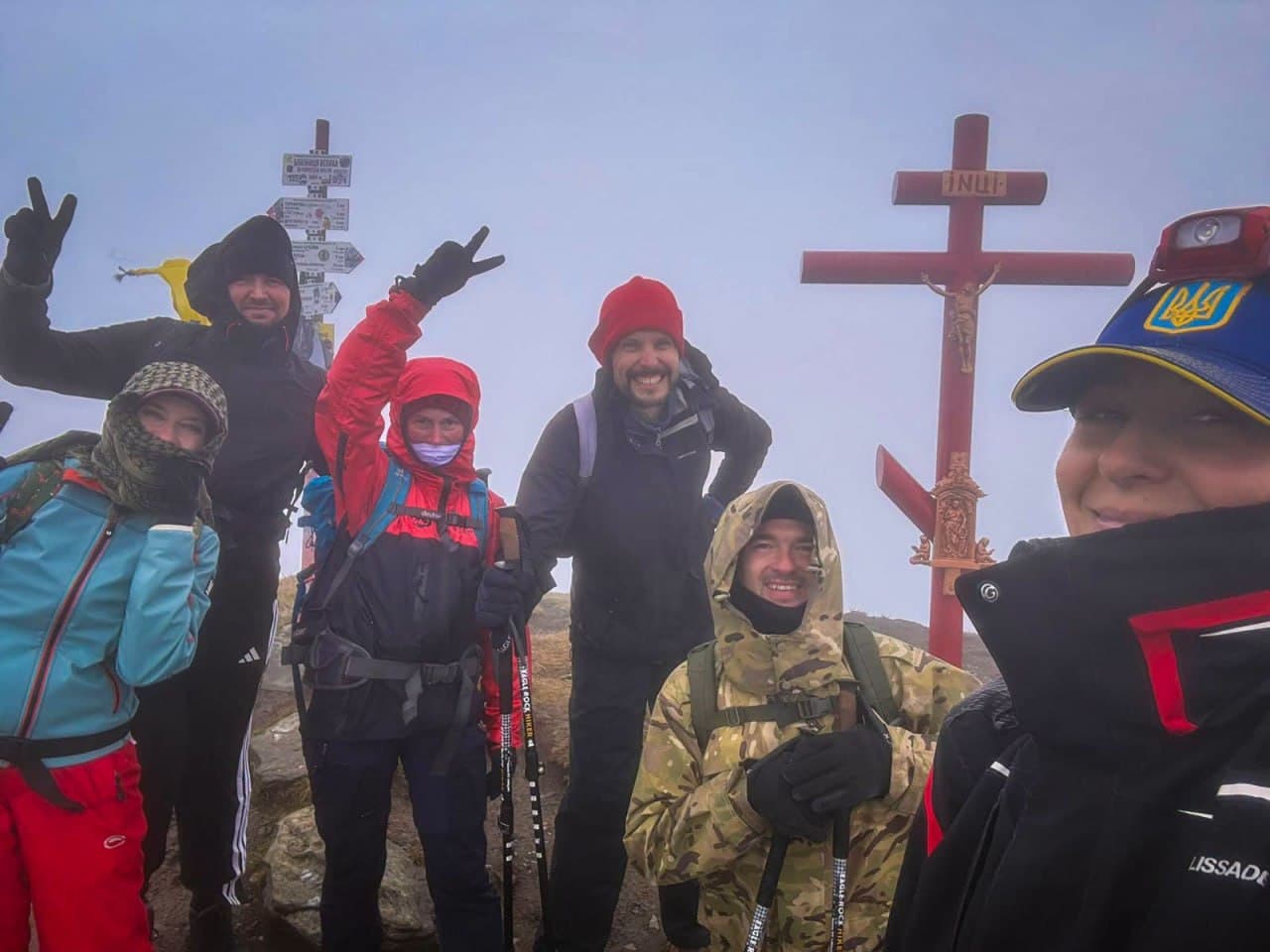 Зображення для статті: Двоє ветеранів із протезами піднялися на Близниці, подолавши 25-кілометровий маршрут