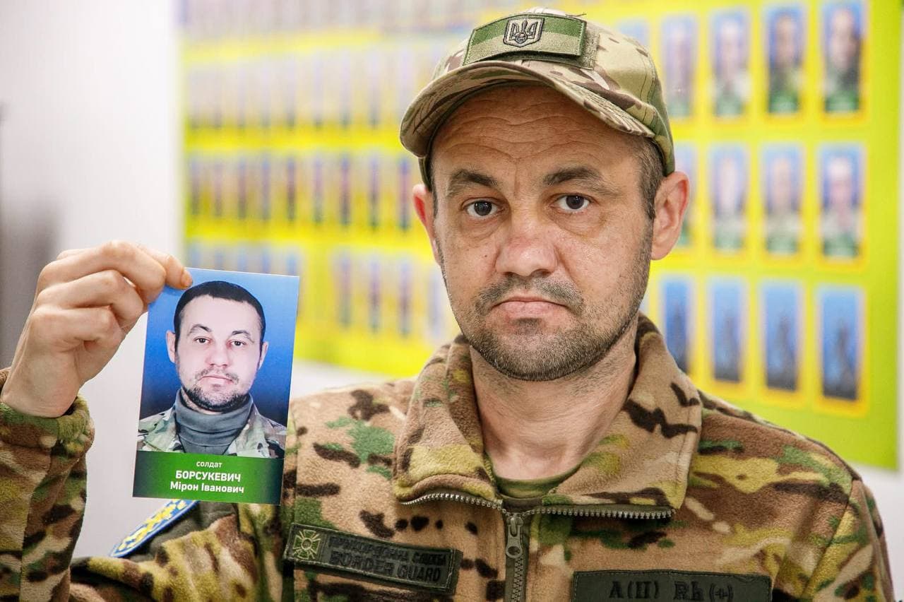Зображення для статті: Повернувся з російського полону та зняв власне фото з меморіальної дошки: історія прикордонника Чопського загону