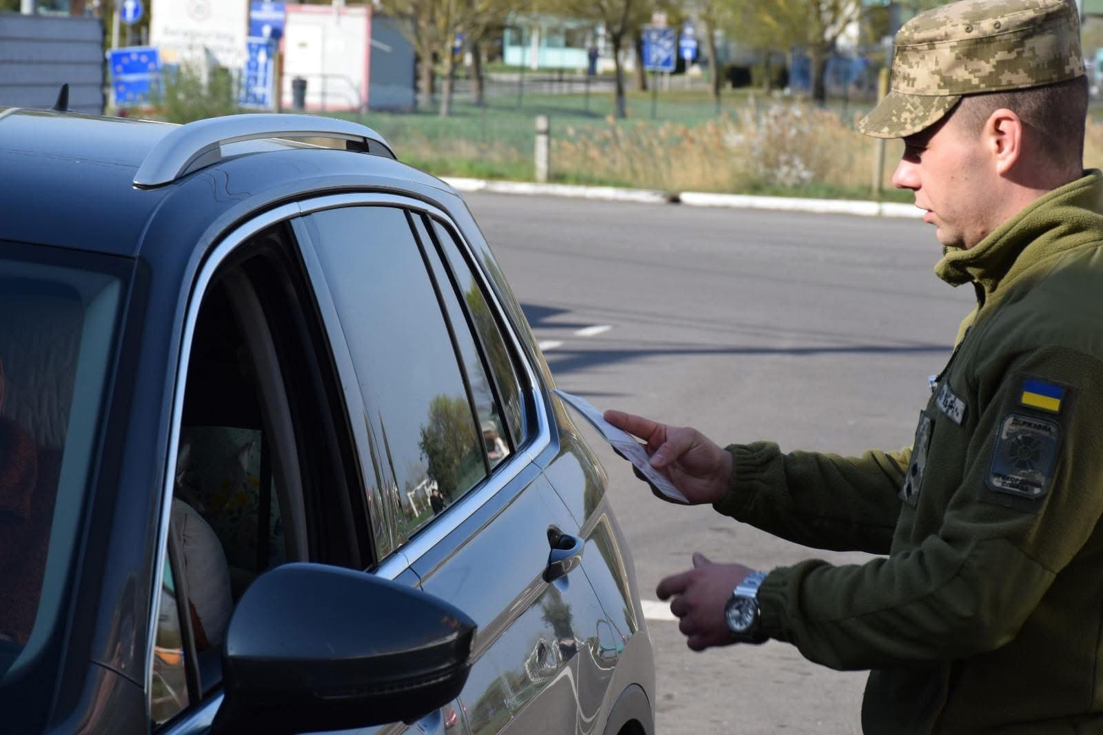 Зображення для статті: На кордоні з Угорщиною зупинили чоловіка з чужими документами