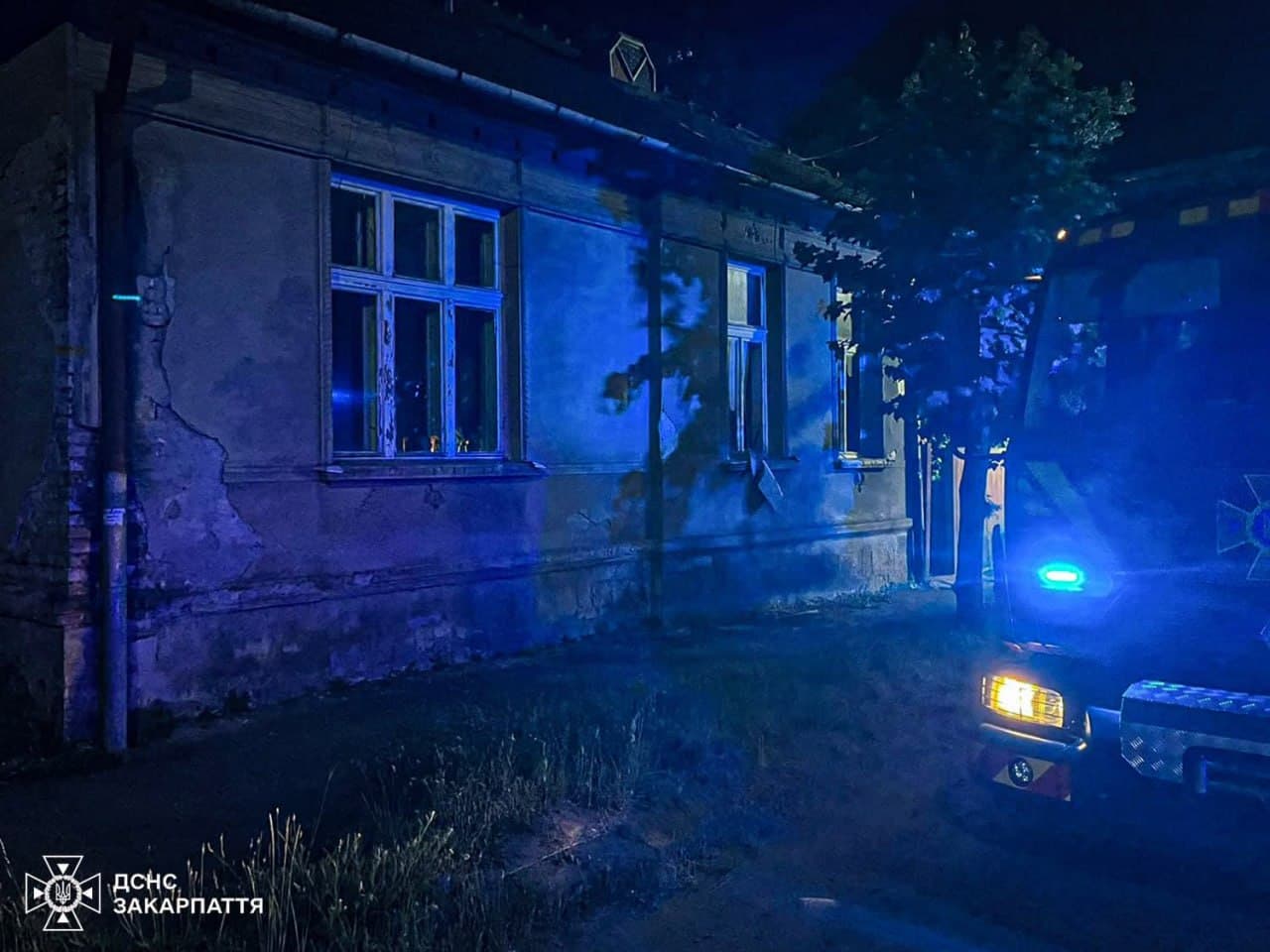 Зображення для статті: У Мукачеві сталася пожежа в покинутому житловому будинку