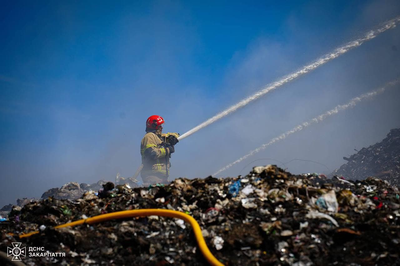 Зображення для статті: На Закарпатті майже 40 пожеж на сміттєзвалищах від початку року: рятувальники б’ють на сполох