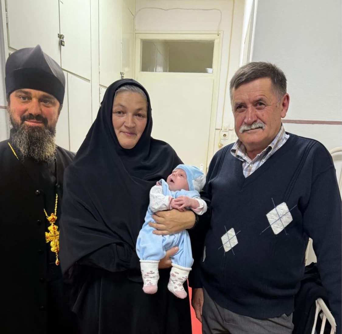 Зображення для статті: Знайдене під монастирем у Липчі немовля готові всиновити кілька родин