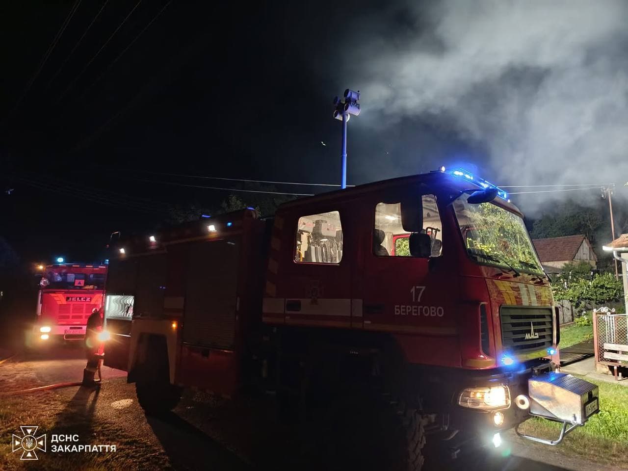 Зображення для статті: На Берегівщині вночі горіла літня кухня: вогонь перекинувся на житловий будинок