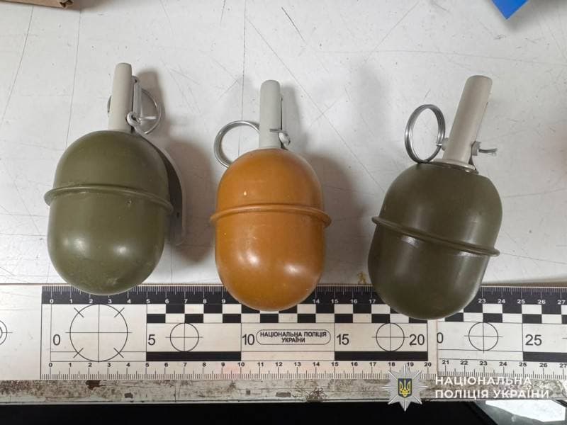 Зображення для статті: В Ужгороді у поштовій посилці виявили три гранати