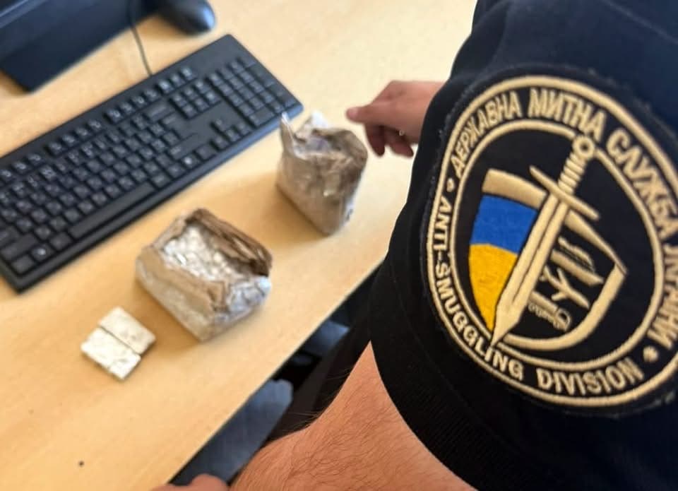 Зображення для статті: На Закарпатті водій намагався вивезти до Румунії понад 6 кг прихованого срібла