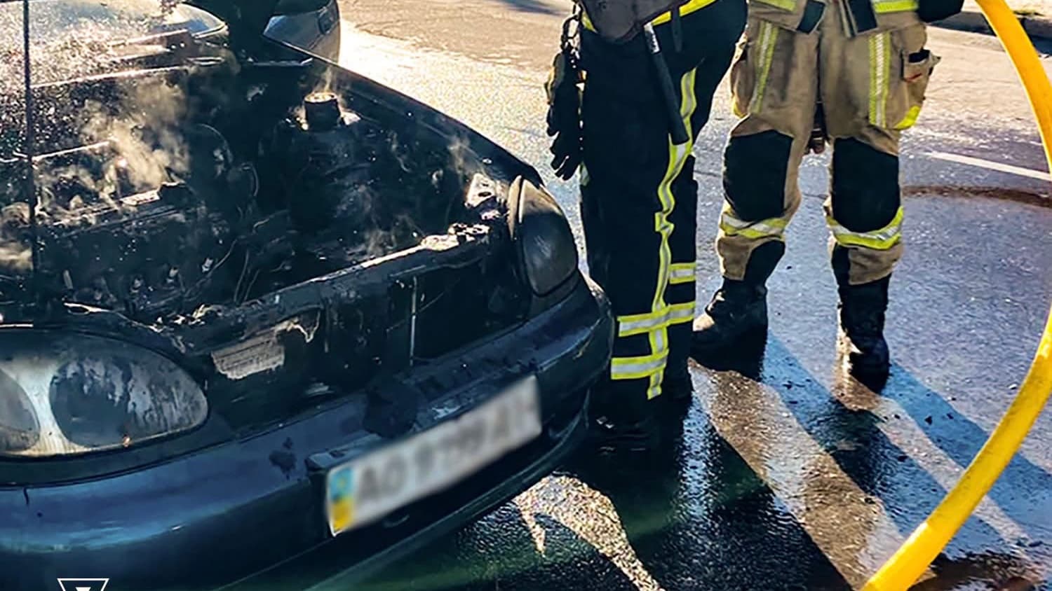 Зображення для статті: У Мукачеві загорівся припаркований автомобіль: вогонь пошкодив моторний відсік