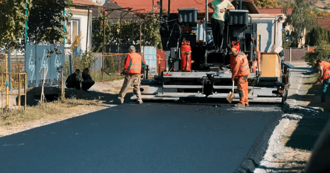 Зображення для статті: Історична подія для села Лавки: заасфальтували понад пів кілометра вулиці Нижнянської