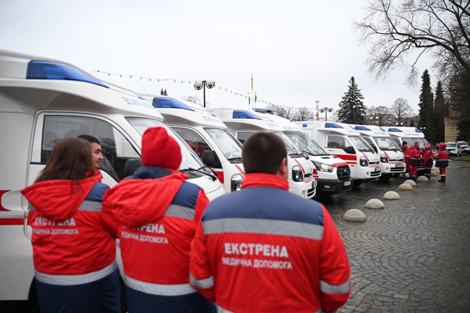 Зображення для статті: Під час свят гірські бригади Закарпаття рятували пацієнтів у непрохідних снігах