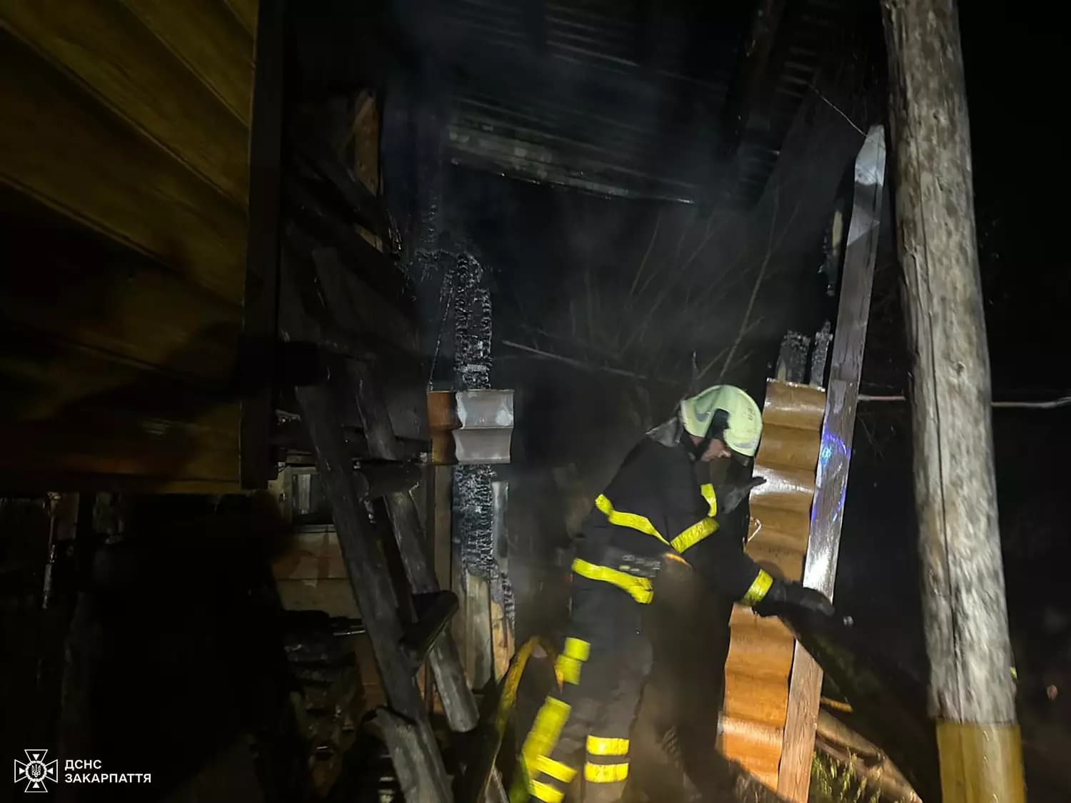 Зображення для статті: Пожежа на Хустщині: вогонь знищив котельню та надвірну споруду