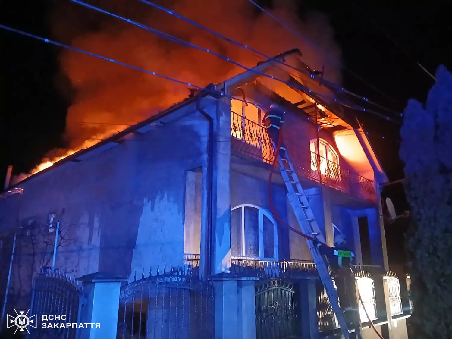 Зображення для статті: Нічна пожежа на Ужгородщині: полум’я охопило житловий будинок