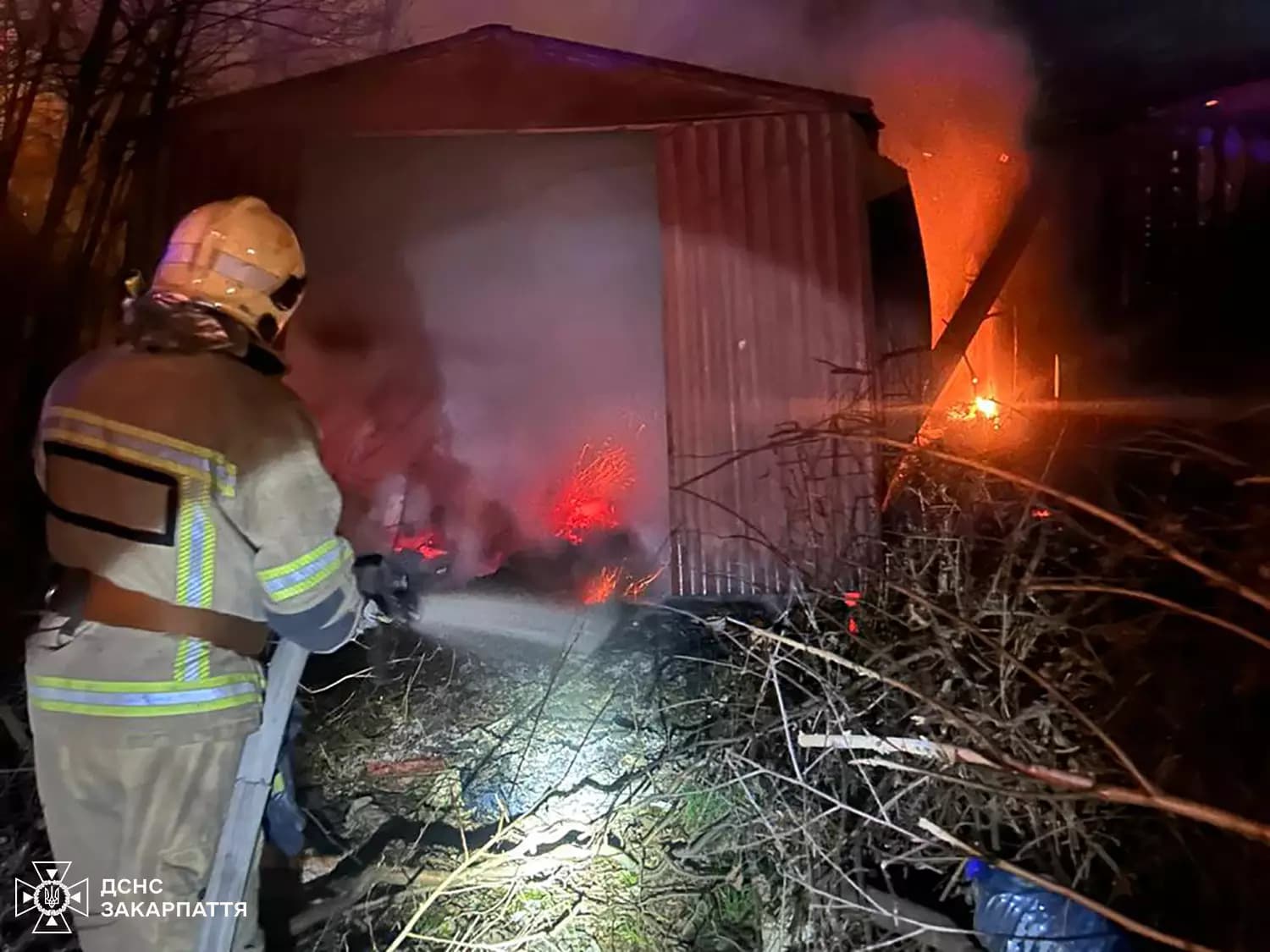 Зображення для статті: Нічна пожежа в Ужгороді: вогонь охопив два гаражі, пошкоджено автомобіль