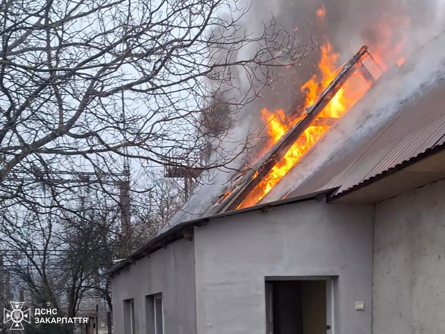 Зображення для статті: У Сваляві горів житловий будинок: вогонь охопив 30 квадратних метрів