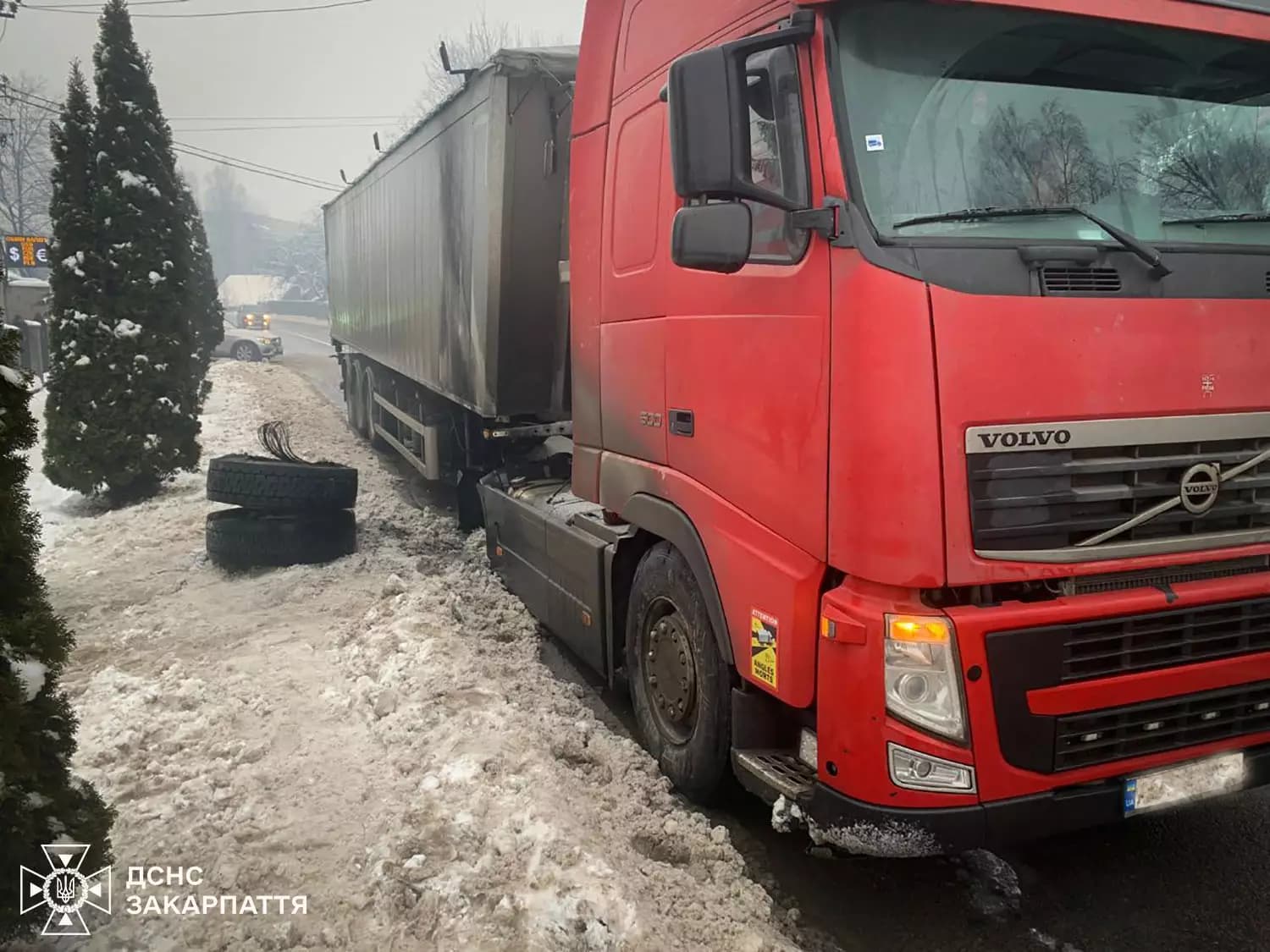 Зображення для статті: У Рахові під час руху загорілася вантажівка