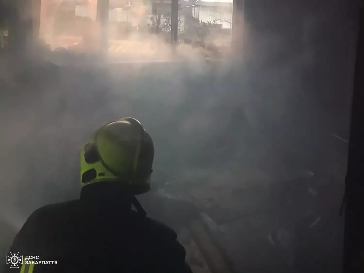 Зображення для статті: Ранкова пожежа в Тересві: горів двоповерховий будинок